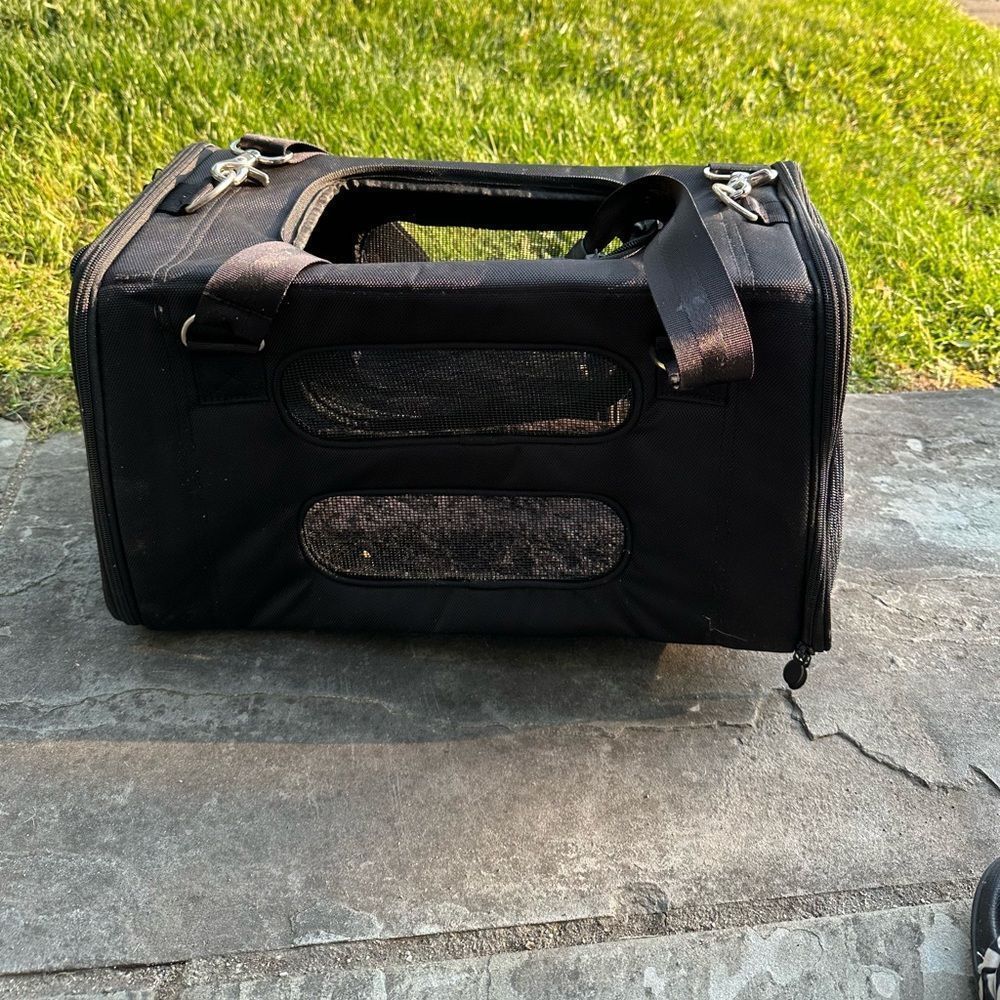 Heavy duty pet carrier